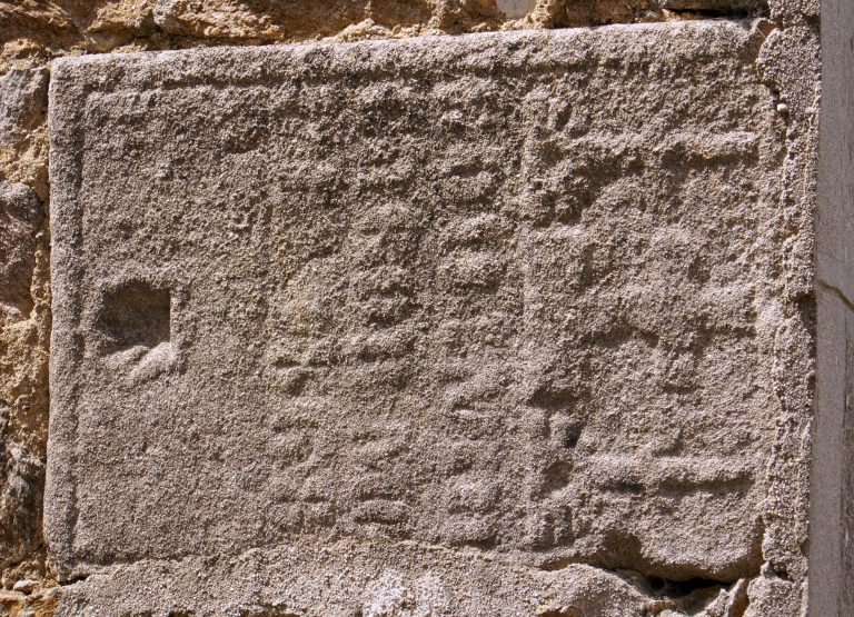 Pierre tombale rue Coin-Colin