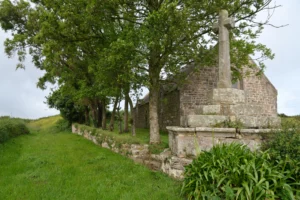 La chapelle de Keroudern et sa croix du XVIème siècle