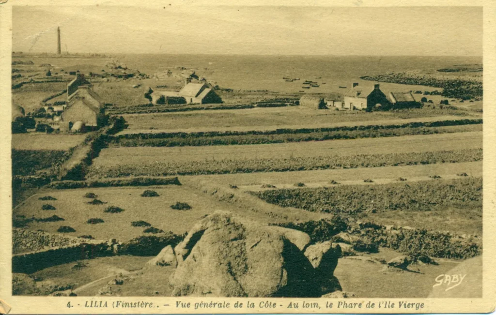 Lilia, vue générale de la côte, au loin le phare de l'ile Vierge