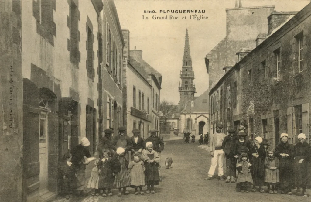 Plouguerneau - La grande rue et l'église