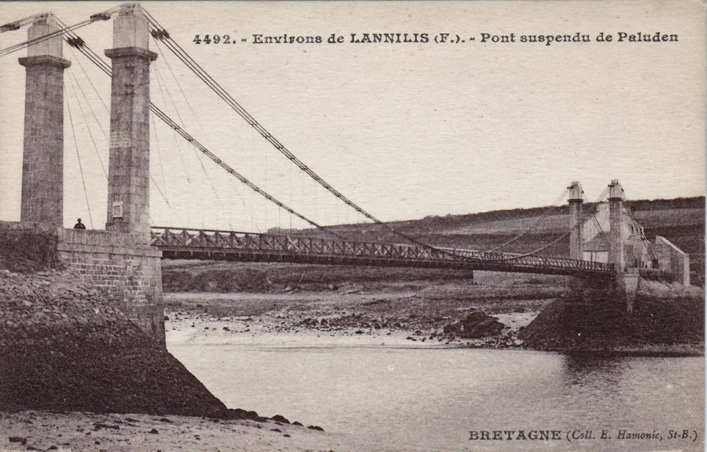 Le pont suspendu construit en 1851, vu de Plouguerneau