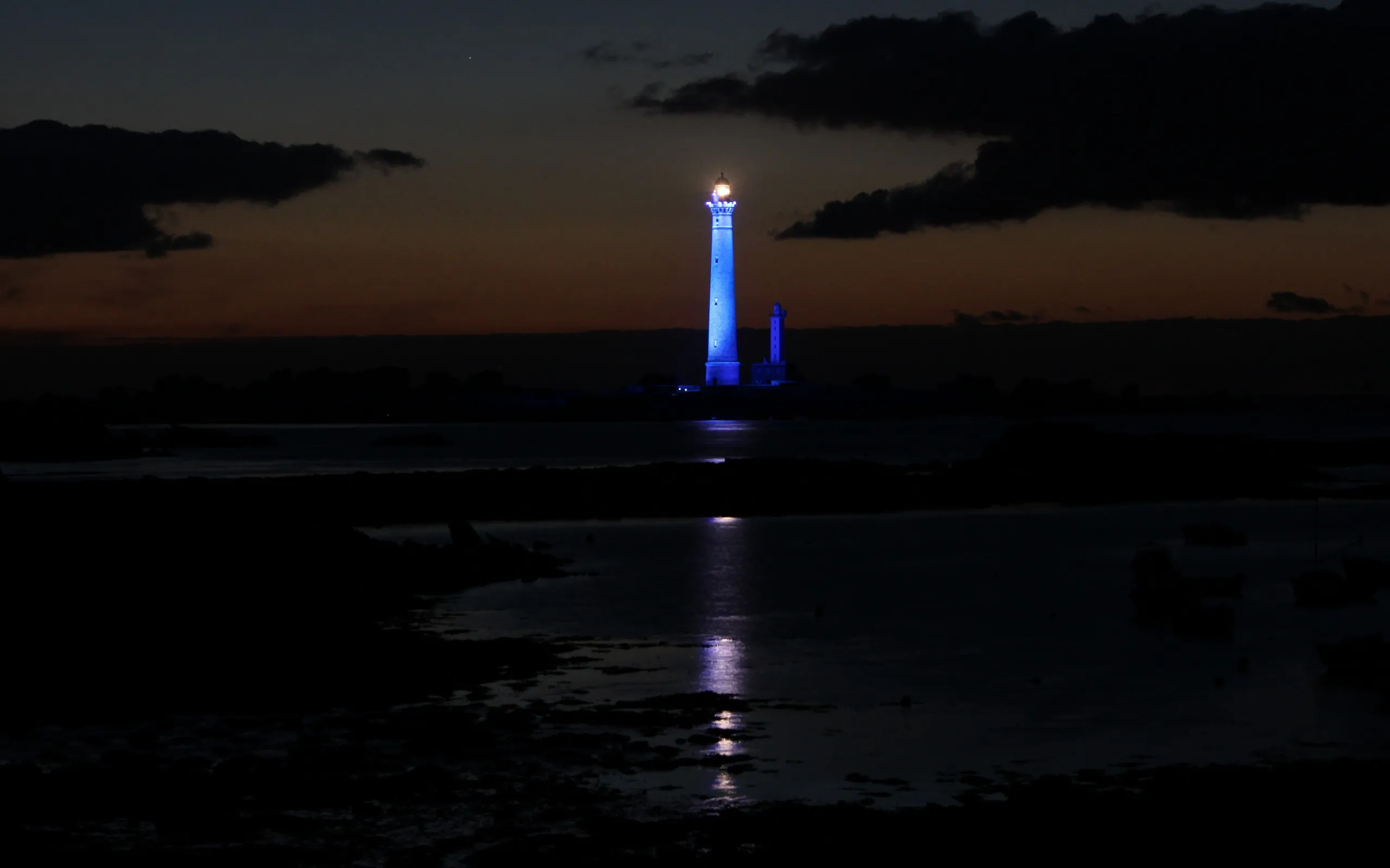 Le phare de l'ile Vierge éclairé par Yann Kersalé en 2011, photo de Dominique Cardinal